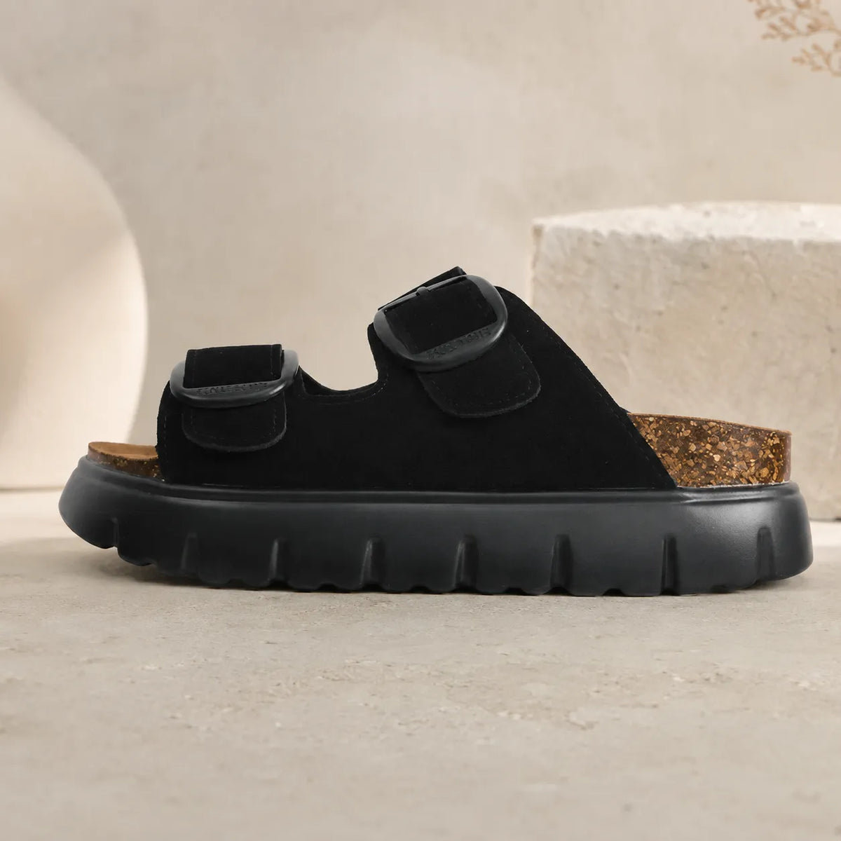 Serena in Black-Platform